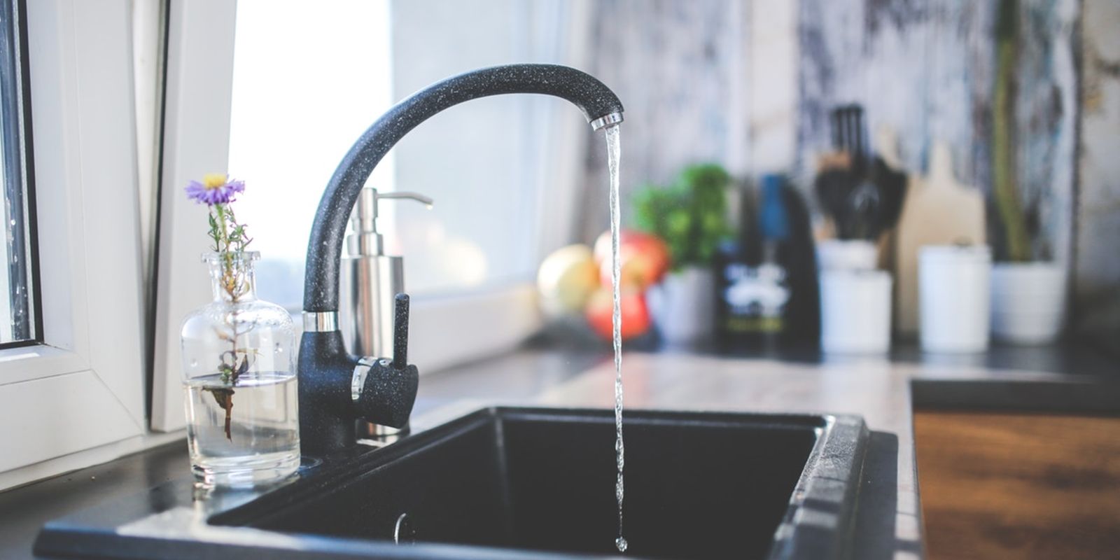 Lefolyótisztító vegyszerek a háztartásban vízkőoldót és fehérítőt tartalmaznak