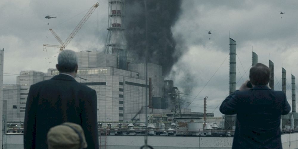 A csernobil sorozatben a valós eredeti filmkockák is megjelennek az égő erőműről