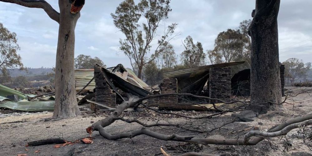Auszrál tűz, leégett lakóház