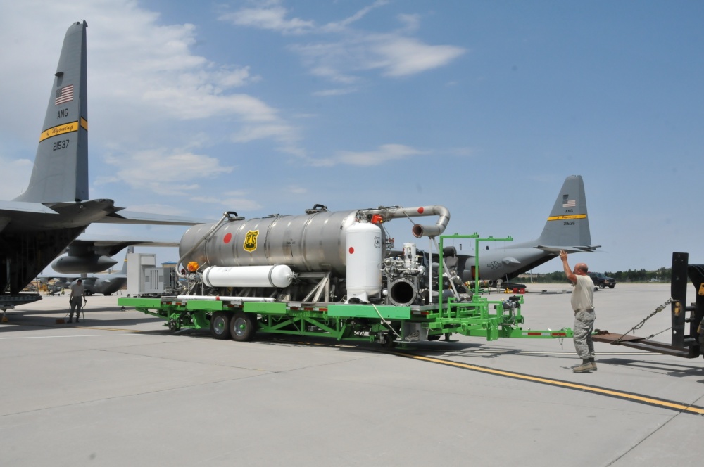 Tűzoltó repülőgép rendszerét telepítik egy C-130-asra. Ez sem chemtrail.