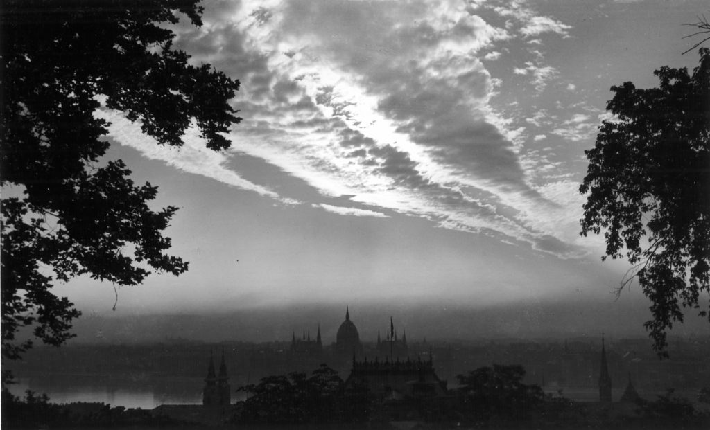 Felhők Budapest egén, 1943-ban. kép forrása: Carl Lutz, fortepan. Akár chemtrail is lehetne.