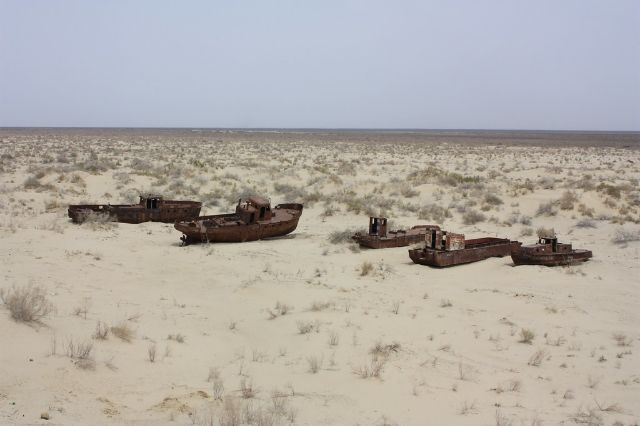 Hajók az Aral-tó helyén