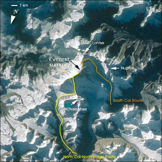 Az Everest csúcsát a déli (a képen a fenti) és északi (lenti) útvonalon lehet megmászni. Forrás: Wikipedia
