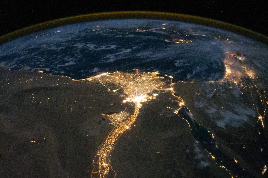 Többek között az Asszuáni gátnak köszönhetően éjszaka is látható a Nílus és a deltája. Forrás: wallpapersafari.com