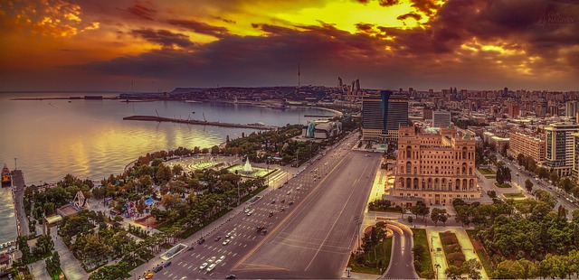 Baku, Azerbajdzsán fővárosa a Kaszpi-tenger partján