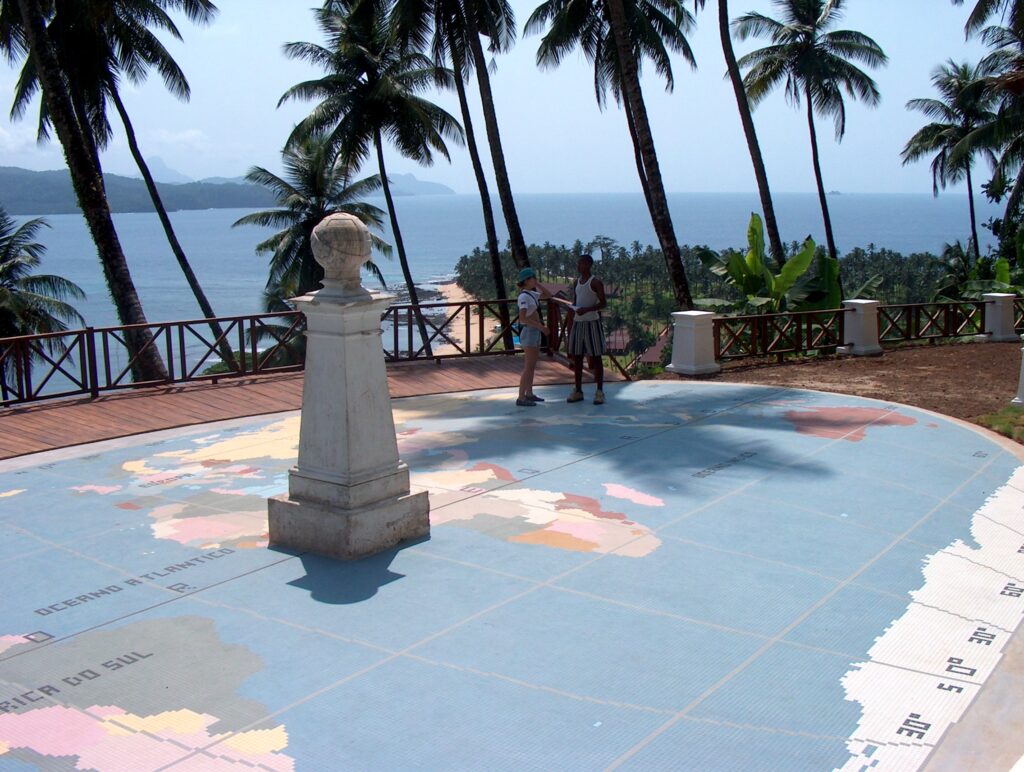 Az Egyenlítő jelölése, amint áthalad Ilhéu das Rolas-on, São Tomé és Príncipe-ben. Kép forrása: wikimedia