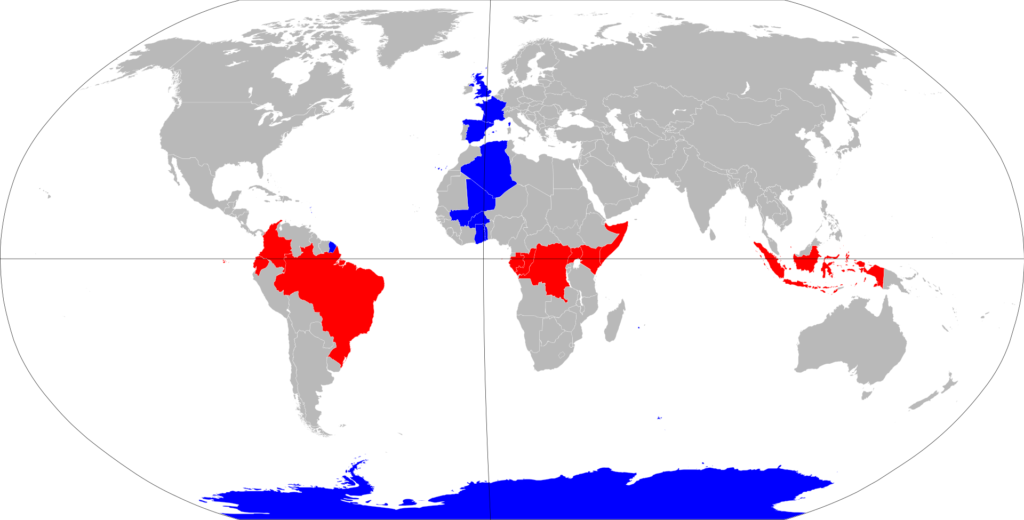 Az Egyenlítő a pirossal jelölt országokon halad át. Kék színnel a kezdő délkör országai láthatók. Kép forrása: wikipedia
