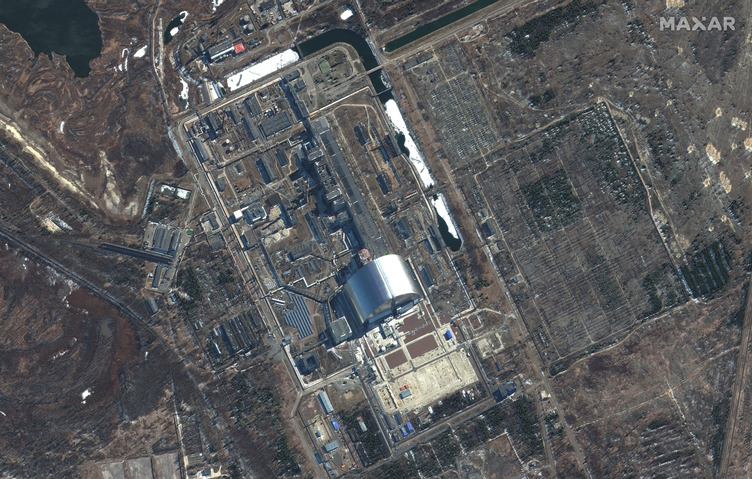 A Maxar műholdja által 2022 március 10-én készült felvétel a csernobili szarkofágról és környékéről. Kép: giscafe.com