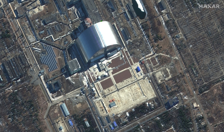 A Maxar műholdja által 2022 március 10-én készült felvétel a csernobili szarkofágról és környékéről, nagyobb felbontásban. Kép: giscafe.com