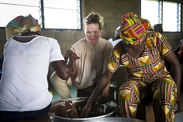 A ghánai Akoma szövetkezetnél a nők sheavaj előállításával és értékesítésével javíthatják saját és családjuk életminőségét, a Fairtrade Alapítvánnyal karöltve. Kép: travelwithkat.com