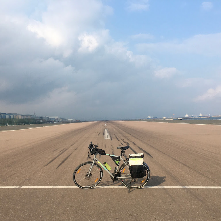 Felkészülés a kerékpározásra-. bringával a gibraltári repülőtéren