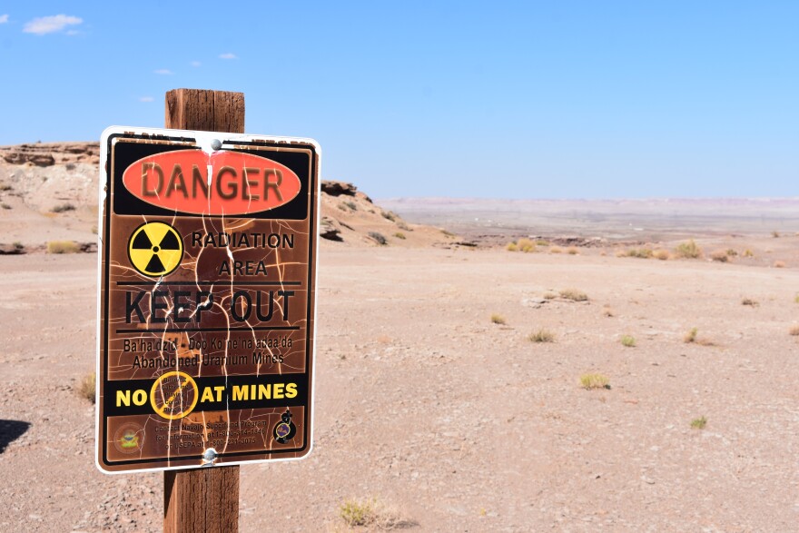 Bezárt urániumbánya az arizonai Cameronban, ahonnan több mint 30 millió tonna földet termeltek ki. Kép forrása: knau.org