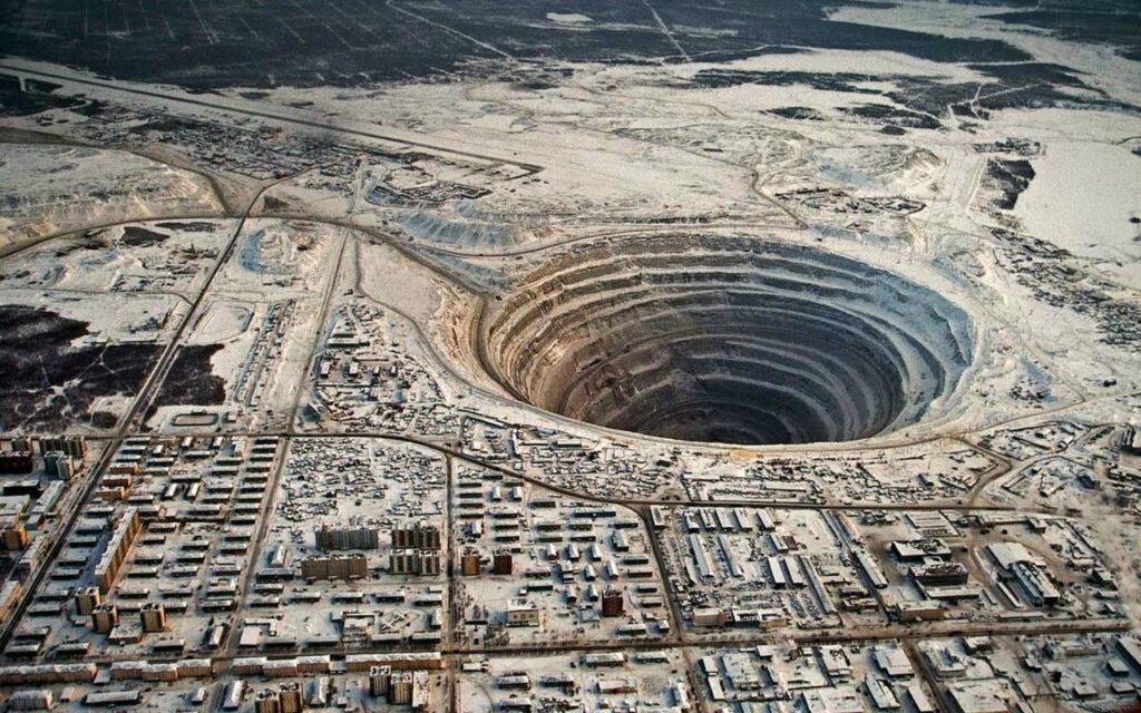 A gyémántbányák súlyosan károsítják az Ön és környezete egészségét. Kép: wikipedia - gyémántbánya