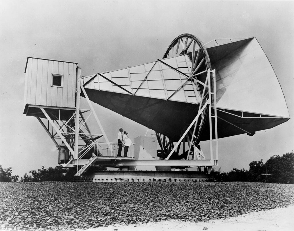 Penzias és Wilson a kutatásukhoz használt antenna alatt. Kép: wikipedia.org