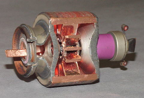 Így néz ki egy félbevágott magnetron. Ez már nem pezsdíti fel az ember vérét. Kép: wikipedia.org