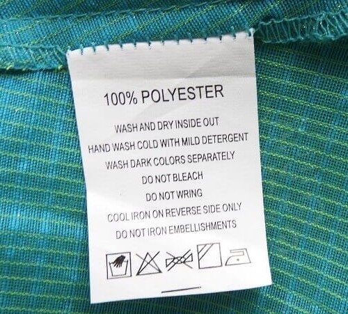 Poliészter ruha címkéje. A ruhásszekrény előbb bomlik le, mint ez a ruha. Kép forrása: pinterest