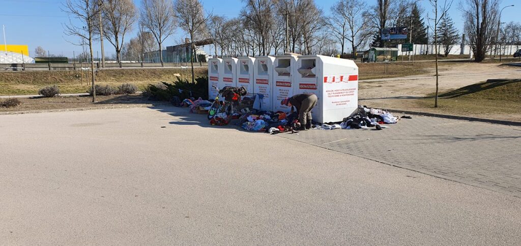 Így néz ki egy ruhagyűjtő konténer környezete, miután fosztogatók túrták át. Kép: facebook