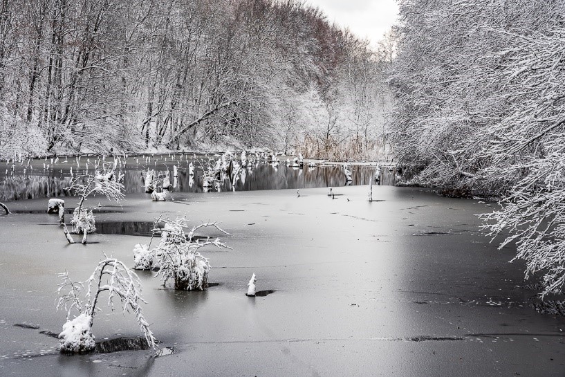 Kép: A mi Gyilkos-tavunknak és a tó környékének egyaránt nagyon jól áll a tél. Téli kirándulóhelyek.