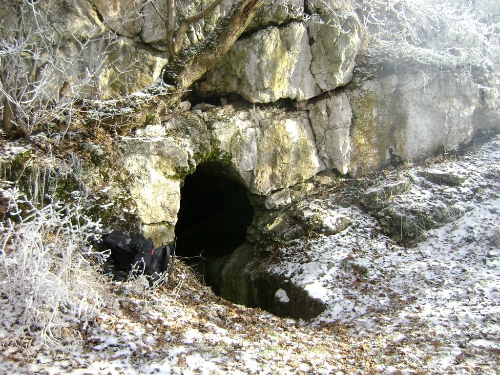 Kép: A fokozottan védett Pisznicei-barlang egy sokjáratos üregrendszer, ami számos denevérfajnak szolgál állandó telelőhelyként. Téli kirándulóhelyek.