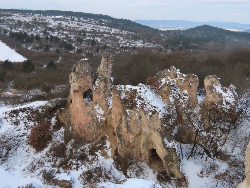 Kép: A Teve-szikla tornyainak „origin építőanyaga” több, mint 200 millió éves őstengeri üledék.