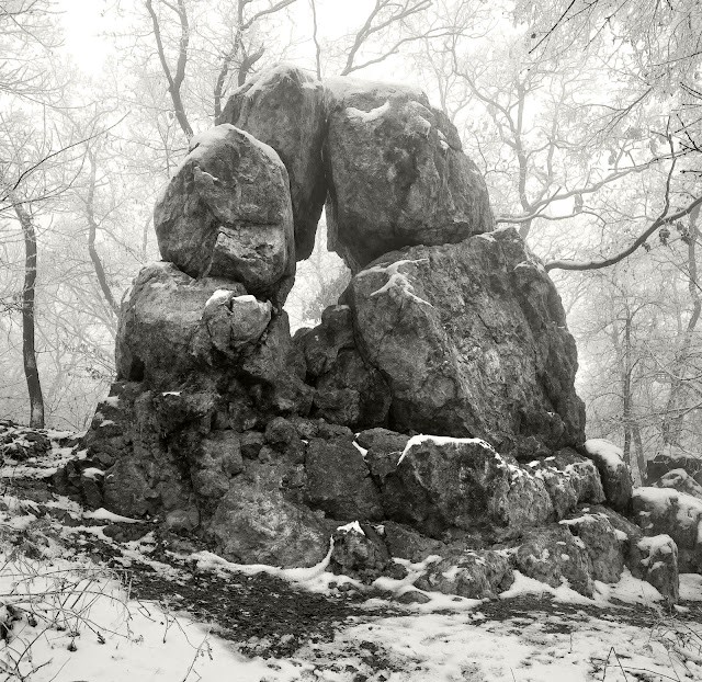 Kép: A 352 méter magas Meleg-hegy gerincén álló Likas-kő is anyaga nem gránit, hanem kvarcit, de épp úgy az évmilliókkal ezelőtti vulkáni tevékenység során keletkezett, mint a környék Ingókövei.