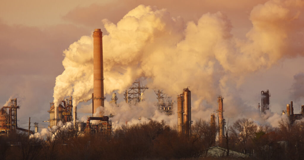 A nitrogén vegyületei alapvetőek az iparban, de a levegőt is szennyezik. Kép forrása: healio