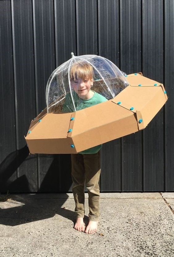 Kép: Nem csak farsangra, mindennapi játéknak is szuper ötlet egy ilyen esernyőből és kartonpapír hulladékból készült UFÓ-szerelés. hulladék-újrahasznosítás gyerekeknek