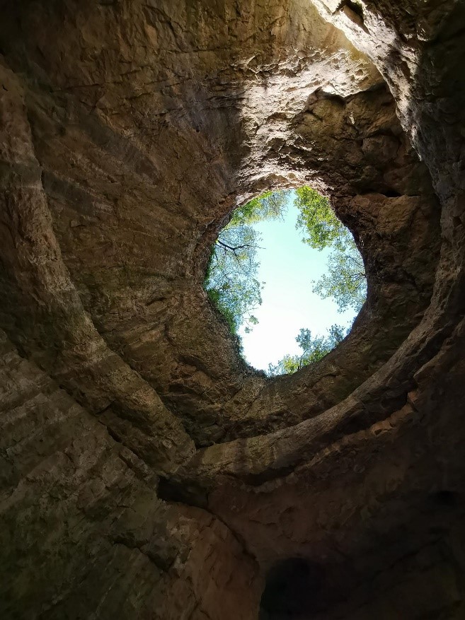 Kép: A fényt a barlang a nagy kürtőjéből kapja.