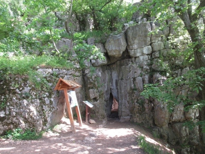 Kép: A bejáratok közelében kihelyezett tájékoztatótáblákról informálódhatunk a Szelim-barlanggal kapcsolatos legfontosabb tudnivalókról.