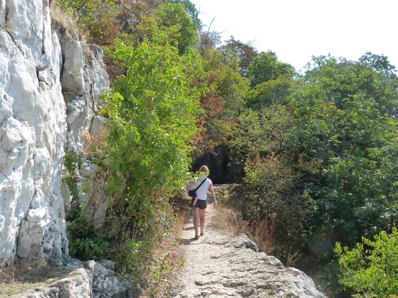 Kép: A sziklafal oldalában nyíló egyik nagy üregnyíláson át is bejuthatunk a Szelim-barlangba, igaz, ez az út nem tériszonyosoknak való.