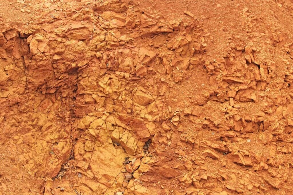 Kép: A bauxitbánya park nagy részén olyan a talaj, és a környező sziklák, mintha a marsi kőzetet látnánk testközelből, a Curiosity rover „szemével”.