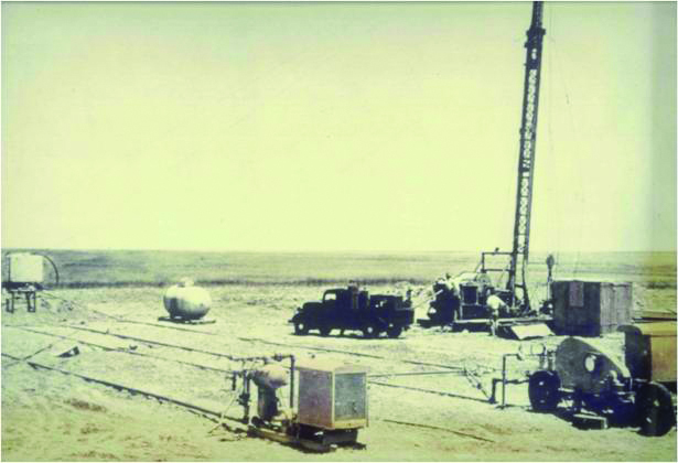Az egyik első frakkolást 1947-ben végezte a Stanolind Oil a délnyugat-kansasi Hugoton gázmezőn.