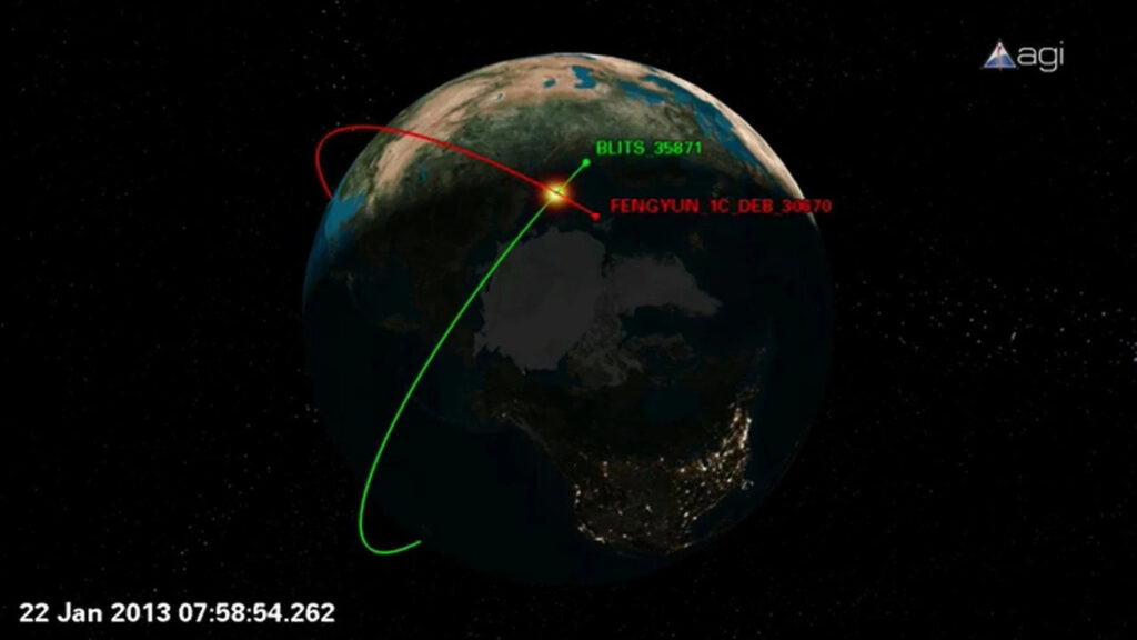 2013-ban egy orosz műholdat már el is talált a kínai kísérlet okozta űrtörmelék-felhő. Kép forrása