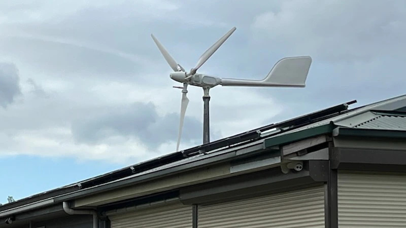 Kép: kisebb teljesítményű, tetőre szerelt, vízszintes tengelyű házi szélerőmű