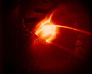 Kép: A Magyar kutatók és mérnökök által tervezett, 10 kamerából álló intelligens videomegfigyelő-rendszer az egész Wendelstein 7-X sztellarátor berendezés belsejét látja, működés közben – ilyen például az, amikor a sztellarátorban először felvillan a plazma.