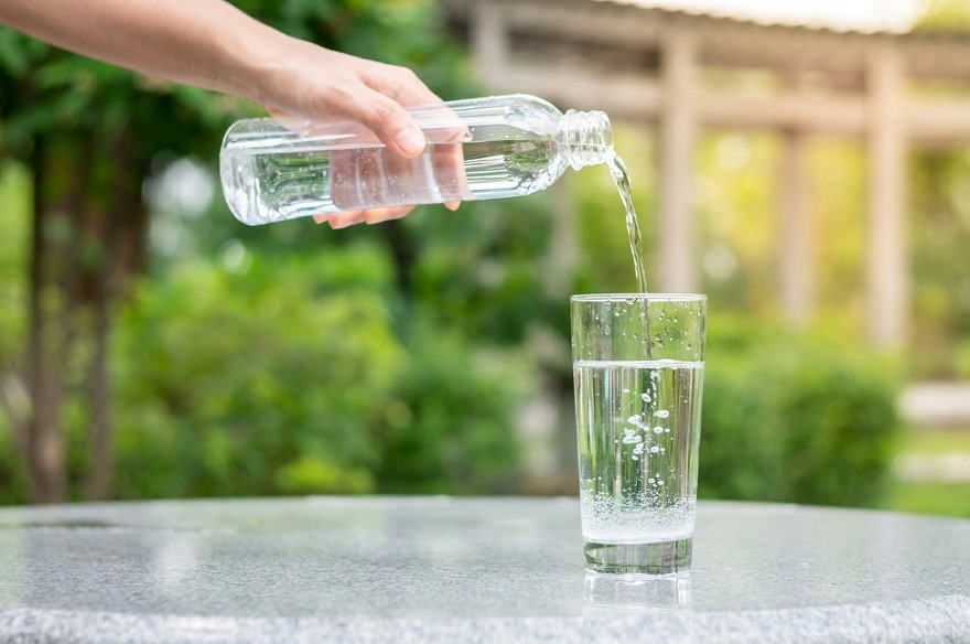 Kép: Sokan nem tudják, hogy a palackozott vizek egy része nem természetes ásványvíz: vagy csak egyszerű, ásványi anyagokkal és széndioxiddal dúsított ivóvíz esetleg kútvíz, vagy ásványianyag tartalomban igen szerény forrás-, karsztvíz.
