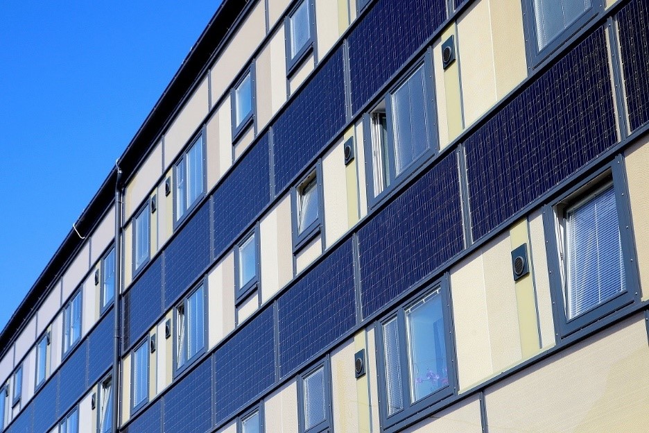 Kép: Az erkély napelemek teljesítménye arra pont elég, hogy biztonsággal ellássa készülékeinket (pl. a hűtő-fűtő klímát, a hűtőszekrényt, a TV-t) energiával.