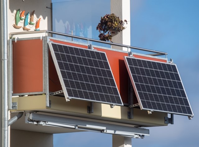 Kép: A kis kapacitású balkon napelemes rendszer természetesen nem képes annyi villamos energiát termelni, amennyi egy átlagos háztartás egy adott időpontban keletkező szükséglete, csak kiegészítő áramellátásra használható a 600 wattos névleges teljesítmény.  