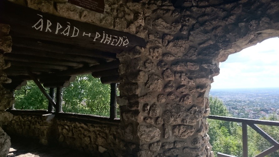 Kép: Az Árpád-pihenőből igaz csak részleges, de így is lenyűgöző a panorámában gyönyörködhetünk.