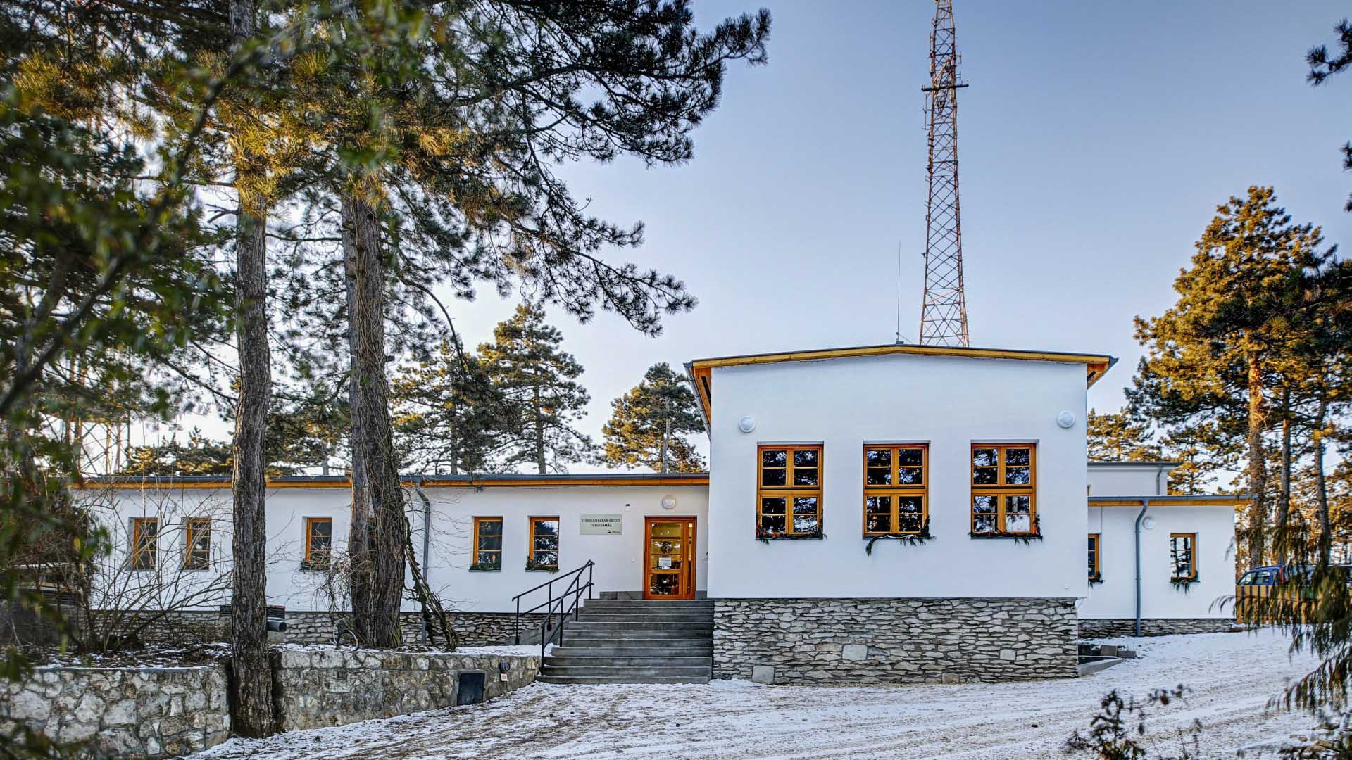 Kép: A szépen felújított, 38 férőhelyes Rotter Lajos turistaház idén januárban.