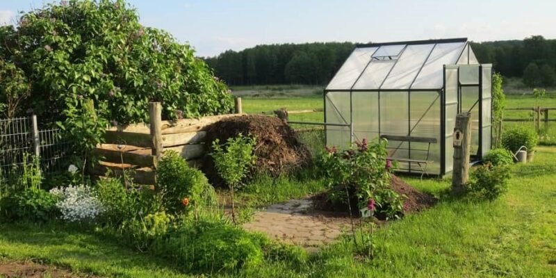 Kép: Egy egészen kicsi szabadon álló greenhouse vagy üvegház is jól jön, amikor elő kell nevelni a palántákat, vagy ha kell egy kellemes hőfokú hely a kevésbé fagytűrő növényeknek az átteleléshez.