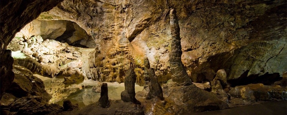 Kép: A Pál-völgyi-barlangban minden egyes cseppkő és természetes sziklaalakzat egyedi és különleges látvány.