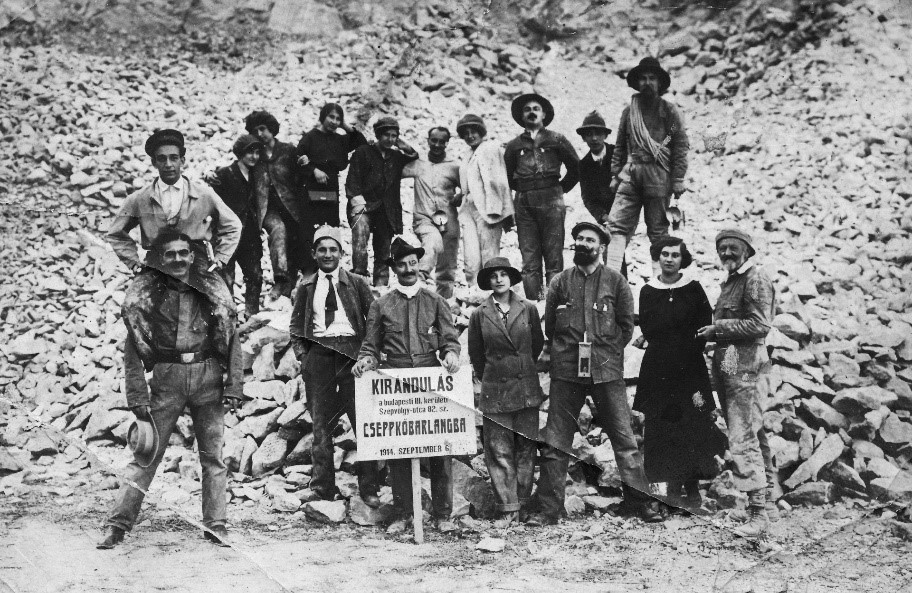 Kép: Barlangkutatók csoportképe az akkor még „óbudai cseppkőbarlangnál” – a nagyjából 1200 méternyi feltárt barlangrész egyébként csak 1919-ben nyílt meg a nagyközönség előtt.