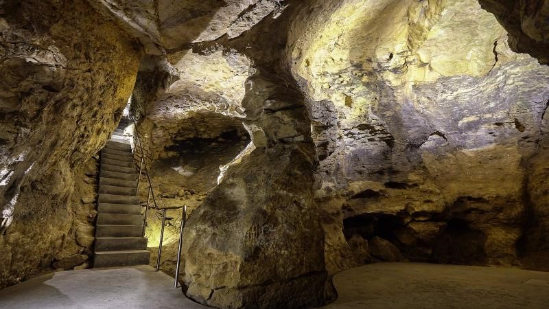 Kép: A barlangban mesterségesen kialakított lépcsők és korlátok segítetik a látogatókat a földalatti csodák minél biztonságosabb megközelítésében és felfedezésében.