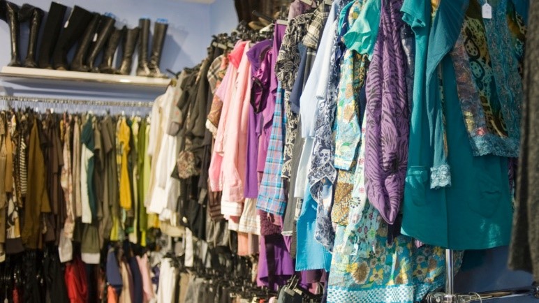 Kép: Ma már köztudott, hogy egyes second hand boltokban akár az eredeti ár töredékéért lehet rábukkanni tervezői címkékkel fémjelzett ruhákra, sálakra, cipőkre vagy akár táskákra is.