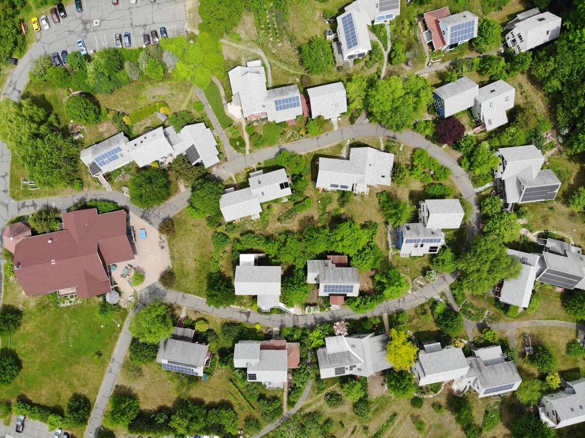 Kép: A cohousing megvalósulhat társasházban vagy lakóparkszerű kialakításban is.